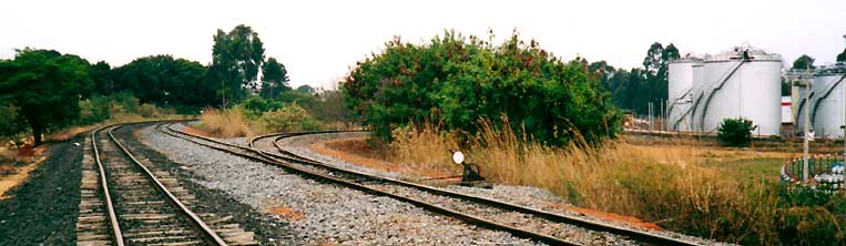 Desvio dos trilhos que levam os vagões à segunda base de combustíveis servida pelo pátio ferroviário