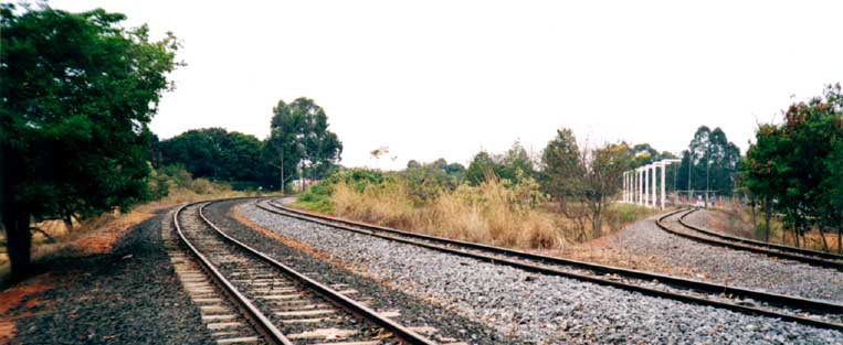 Acesso dos trilhos à segunda base de combustíveis do pátio ferroviário