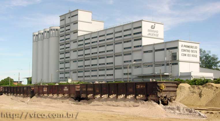 Vag&otilde;es de areia nos trilhos do p&aacute;tio ferrovi&aacute;rio que atendem ao SIA