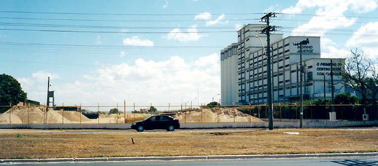Moinho de trigo e dep&oacute;sito de areia servidos pelos trilhos do p&aacute;tio ferrovi&aacute;rio