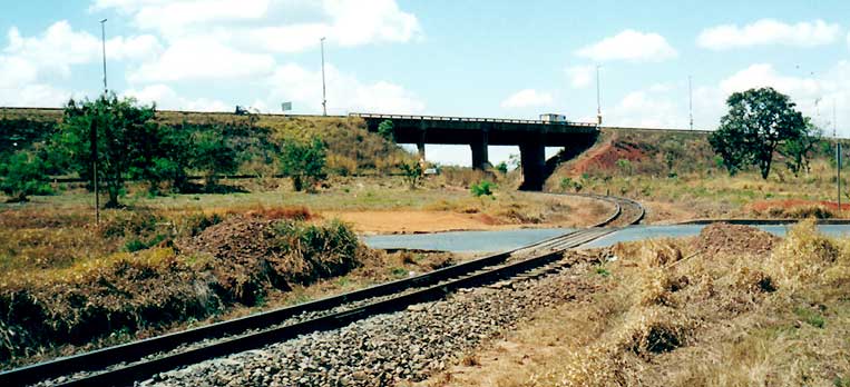 Segunda passagem de n&iacute;vel sobre os trilhos, pr&oacute;ximo ao viaduto da Estrutural