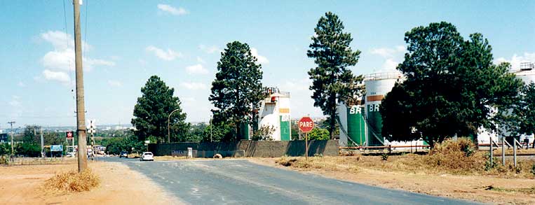Trilhos na passagem de nível junto à base da Petrobras