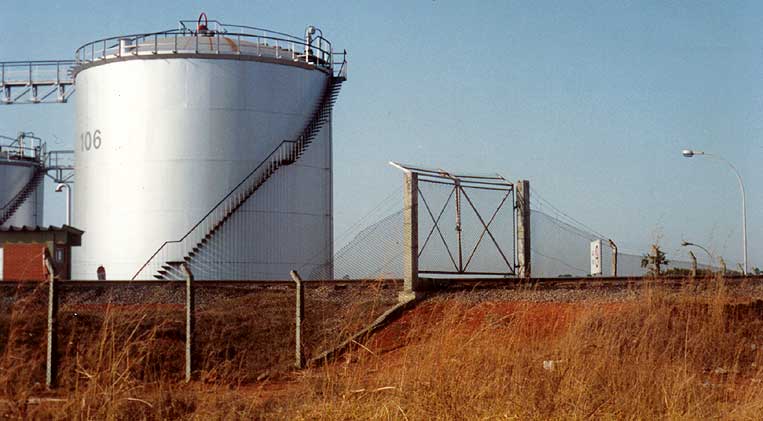 Portão dos trilhos para a segunda base de combustíveis servida pelo pátio ferroviário