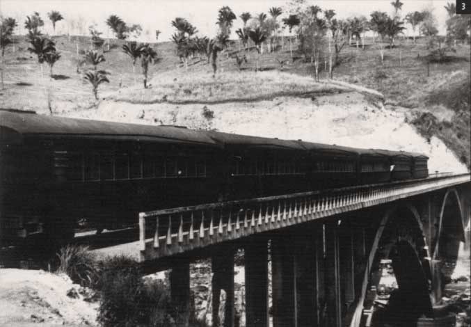 Trem experimental para Bras&iacute;lia cruzando a ponte ferrovi&aacute;ria sobre o rio Parana&iacute;ba