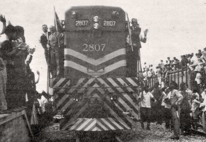 Locomotiva nº 2807 chegado à estação ferroviária Bernardo Sayão com o primeiro trem