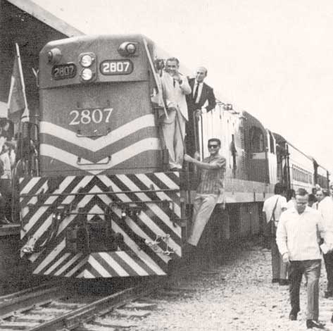 Outra imagem da locomotiva nº 2807 na chegada do primeiro trem a Brasília