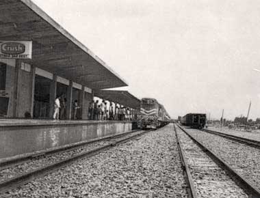 Trem na esta&ccedil;&atilde;o ferrovi&aacute;ria Bernardo Say&atilde;o em 1971