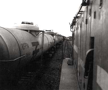 Cruzamento do trem de passageiros com trem de combust&iacute;veis