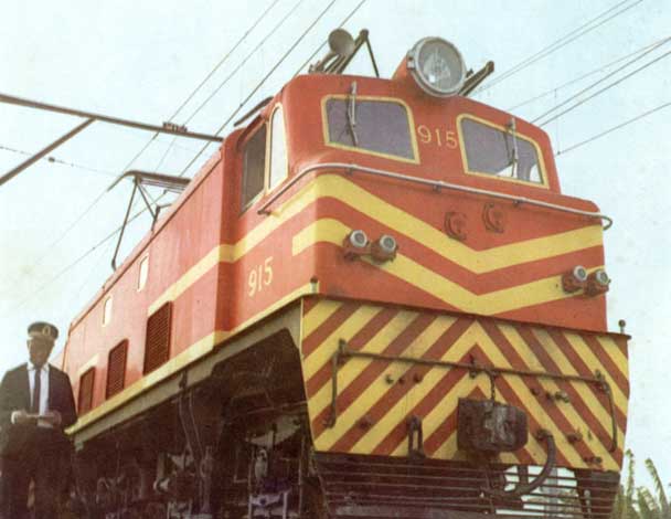 Locomotiva el&eacute;trica n&ordm; 915 tracionando o trem "Expresso Brasil Central" na primeira parte do trajeto, a partir de Belo Horizonte