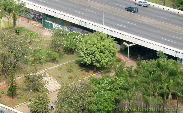 Área arborizada em torno da Galeria  dos Estados, embaixo das pistas centrais do Eixo Rodoviário, no início da Asa Sul