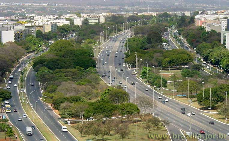 Vista aérea do Eixo Rodoviário Sul de Brasília: Eixão,  Eixo leste, Eixo oeste