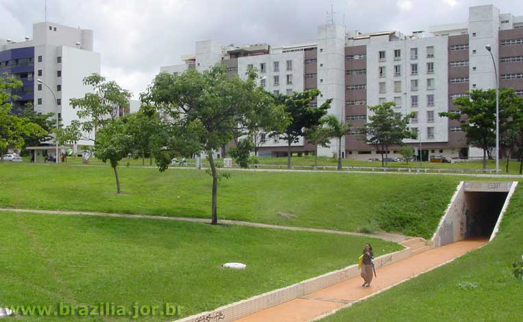 Passarela de pedestres por baixo do Eixo Rodoviário, na Asa Norte de Brasília