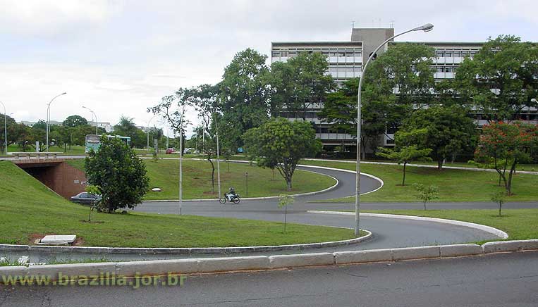 Tesourinhas de ligação entre o Eixo Rodoviário e as ruas de comércio local da Asa Sul de Brasília