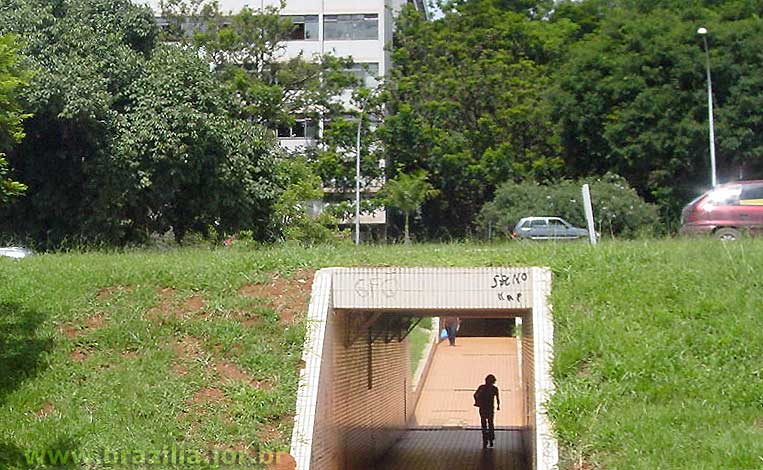Passagem inferior para pedestres sob as pistas do Eixo Rodoviário