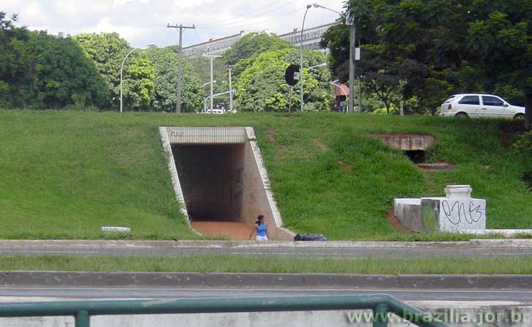 Passarela subterrânea do início da Asa Norte, vendo-se ao lado a estrutura da passarela original