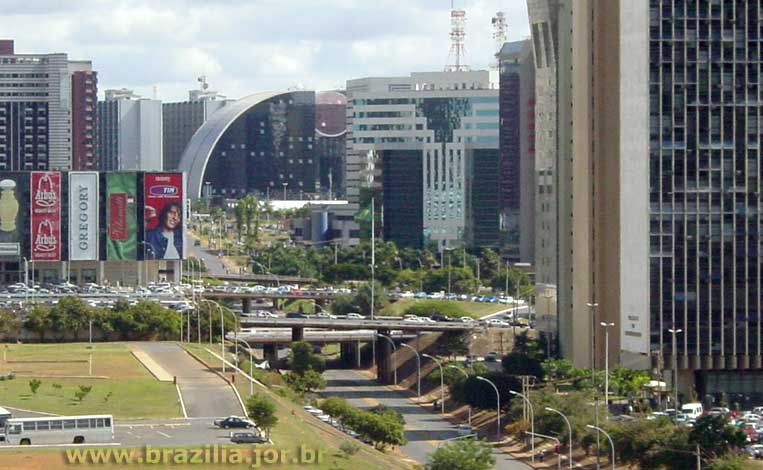 Trecho da Via N2 entre o Teatro Nacional e o Setor Bancário Norte de Brasília