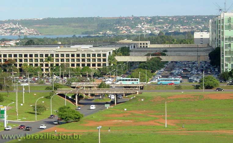 Trecho da Via N2 que serve aos Aexos dos Ministérios e início da Asa Norte de Brasília