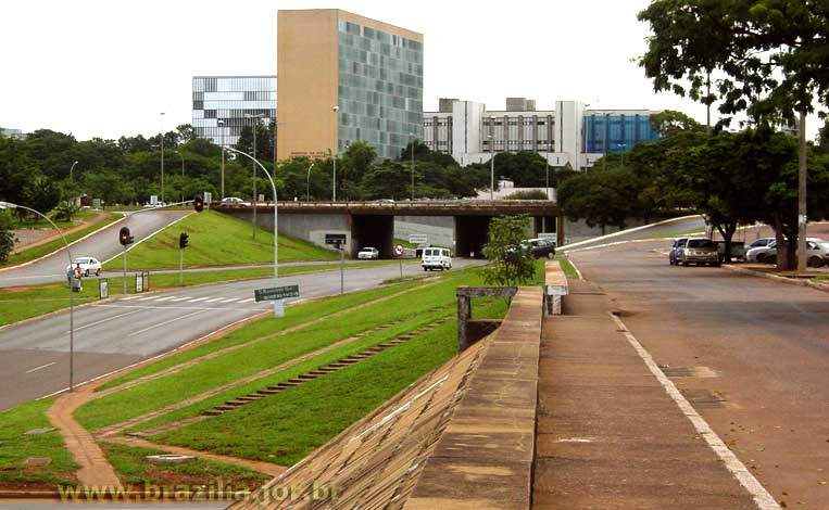 Via de ligação dos setores Bancário e de Autarquias aos setores Hospitaar e Comercial, no início da Asa Sul de Brasília