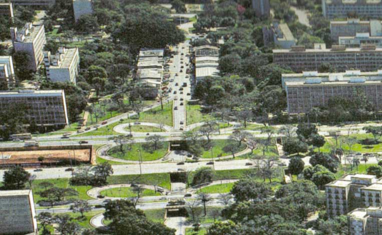 Ruas e calçadas que atravessam por baixo do Eixo Rodoviário, ligando as quadras residenciais leste e oeste da Asa Sul de Brasília