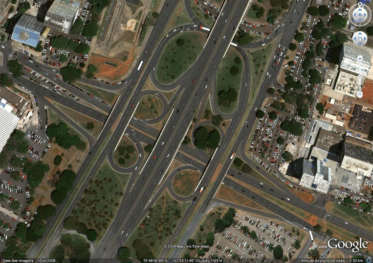 Conjunto de viadutos e acessos no cruzamento da via S3 com o Eixo Rodoviário, no início da Asa Sul