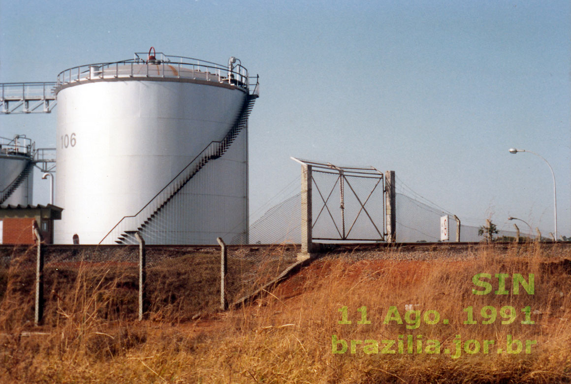 Portão de entrada de vagões para a segunda base de combustíveis servida pelo pátio ferroviário do Setor de Inflamáveis (SIN) de Brasília