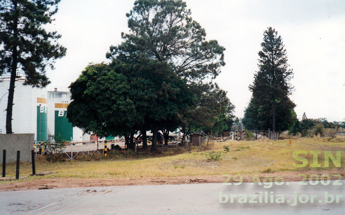 Trilhos do antigo ramal ferroviário para acesso dos vagões à base de combustíveis da Petrobras em Brasília