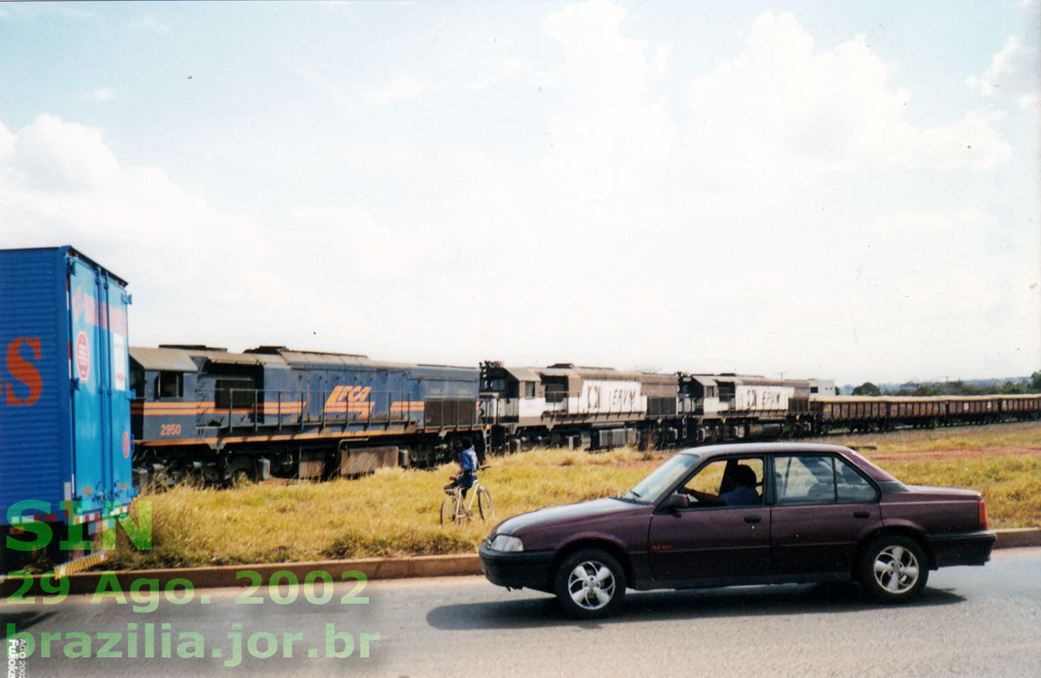 Triplex de locomotivas paradas com trem de areia aguardando desafogar o trânsito para continuar com a manobra dos vagões