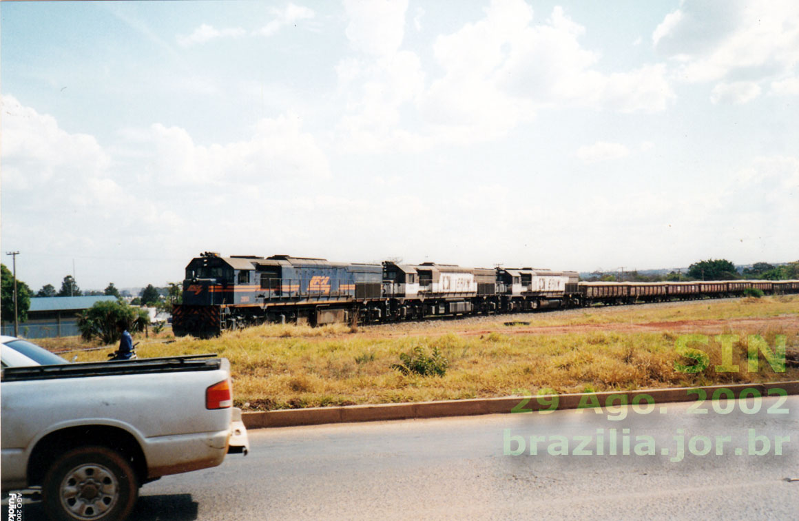 Locomotivas da Ferrovia Centro-Atlântica e da Estrada de Ferro Vitória a Minas manobrando trem de vagões de areia no SIA