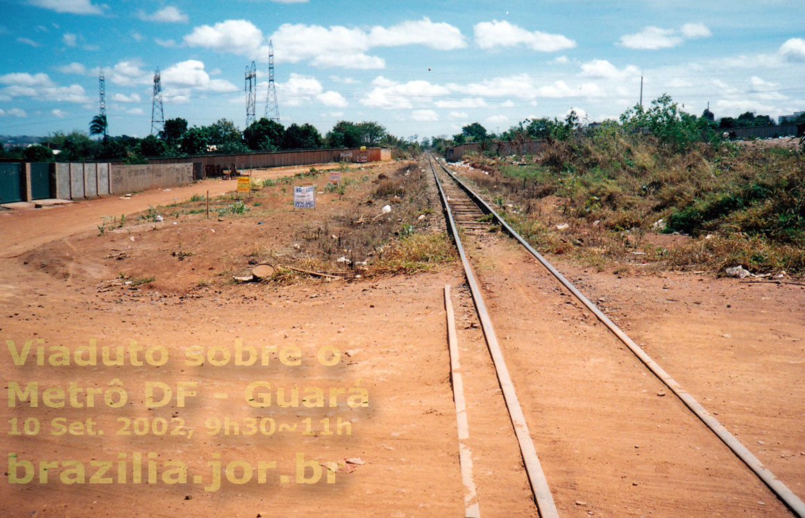 Passagem de terra cruzando a ferrovia no nível dos trilhos, próximo ao viaduto da antiga RFFSA sobre os trilhos do Metrô de Brasília, próximo ao Guará