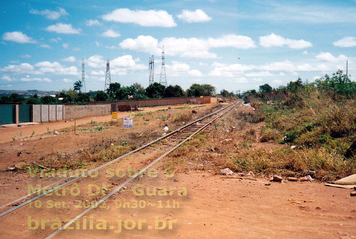 Entorno do viaduto da antiga RFFSA sobre os trilhos do Metrô de Brasília, próximo ao Guará