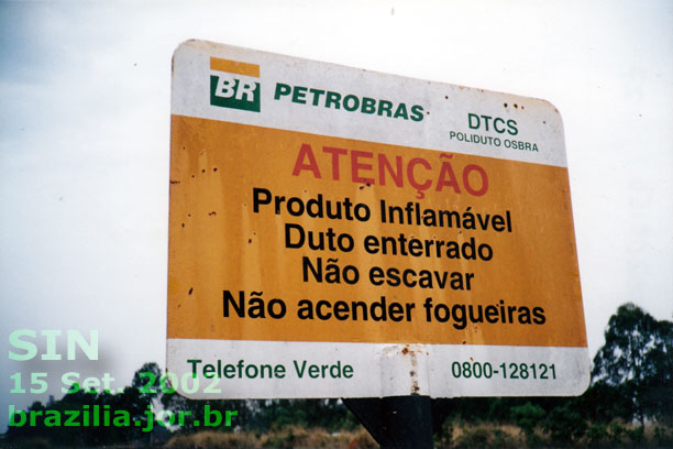 Placa do Oleoduto São Paulo - Brasília (Osbra) — na verdade, um “poliduto” — ao lado do ramal ferroviário do Setor de Inflamáveis (SIN) de Brasília