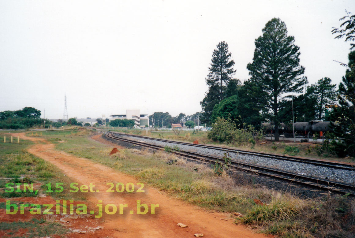 Início do ramal ferroviário duplicado, ao lado da base da Petrobras, em 2002. Hoje, a duplicação já não aparece no Google