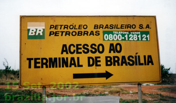 Placa do acesso de terra ao Terminal do Oleoduto São Paulo - Brasília (Osbra) em 2002