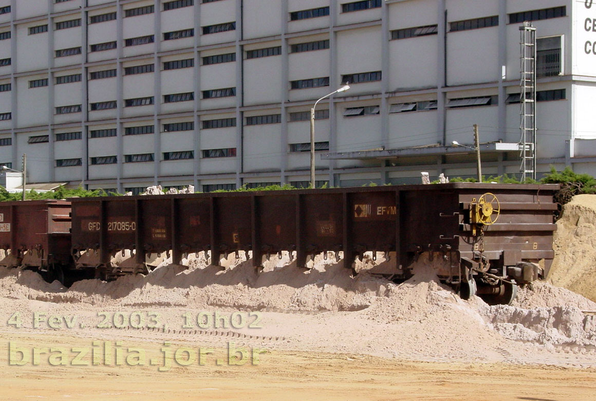 Vagão gôndola GFD 217.085 da Estrada de Ferro Vitória a Minas (EFVM) no desvio ferroviário do terminal de areia em Brasília