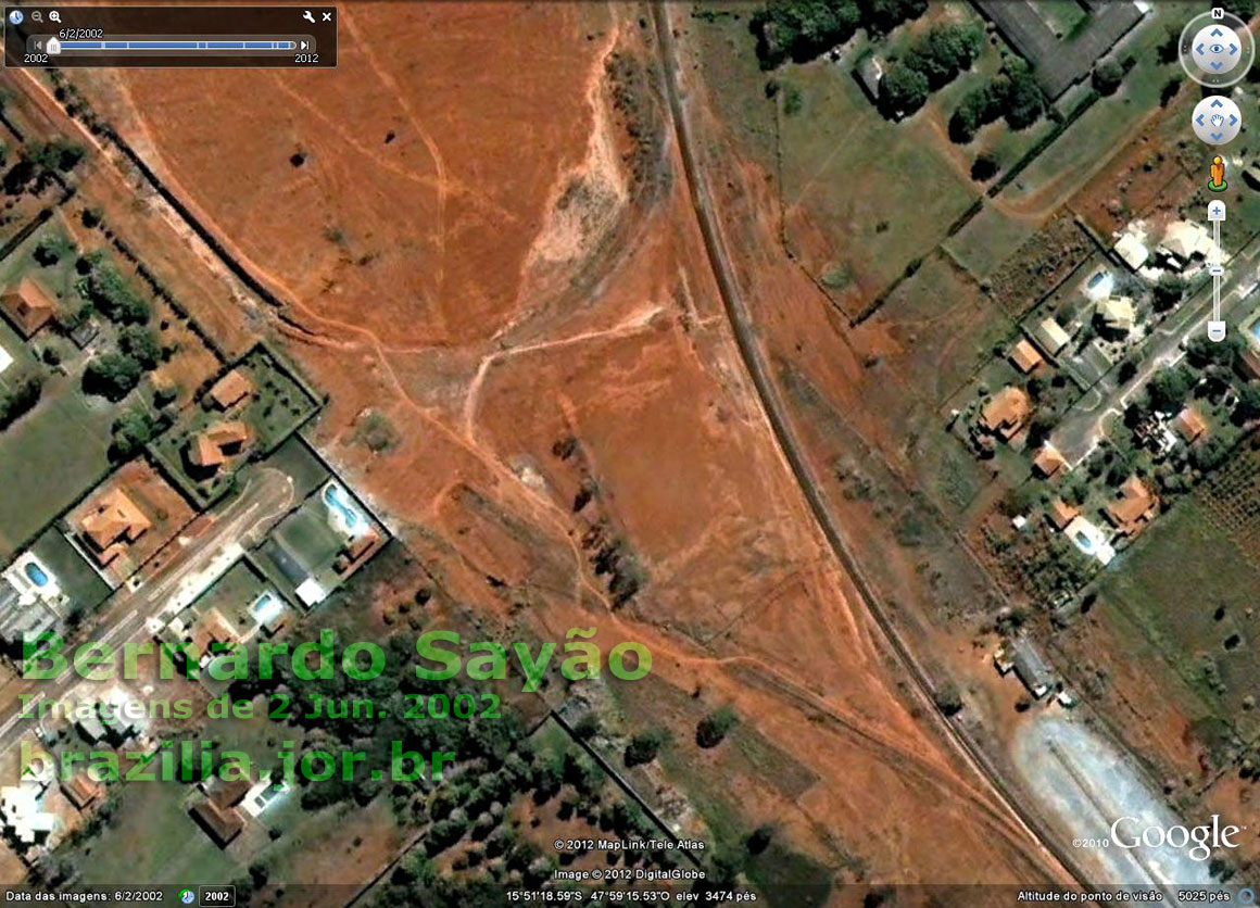 Sinais do antigo triângulo de reversão de locomotivas da estação ferroviária Bernardo Sayão (Brasília), em imagens de satélite de 2002